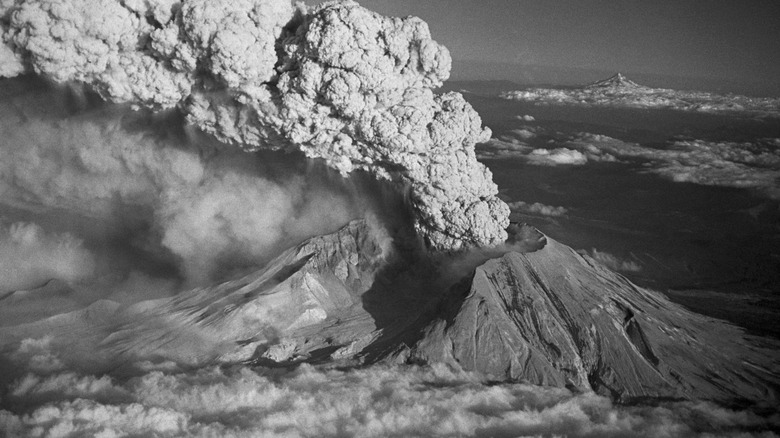 mount st helens erupting
