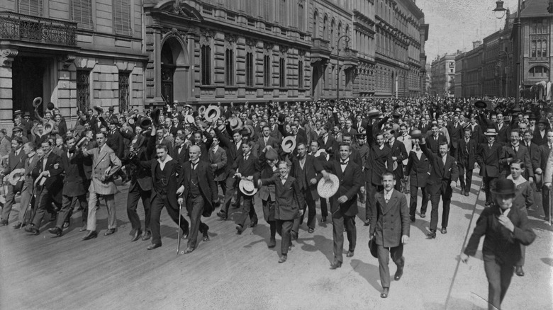 austrian crowds at berlin embassy july 1914