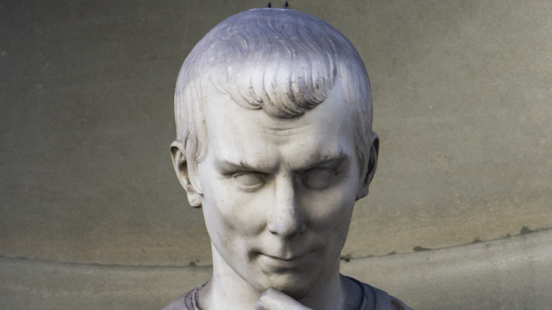 A statue of Niccolo Machiavelli