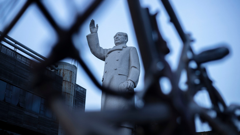 statue of Mao Zedong