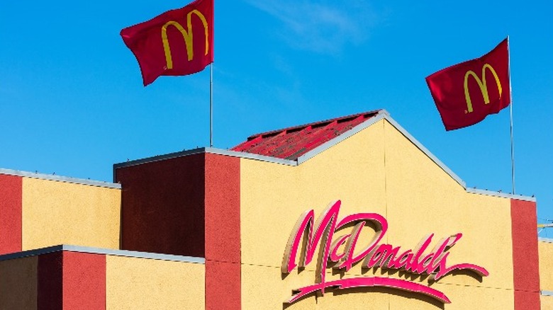 Флаг ресторана McDonald's