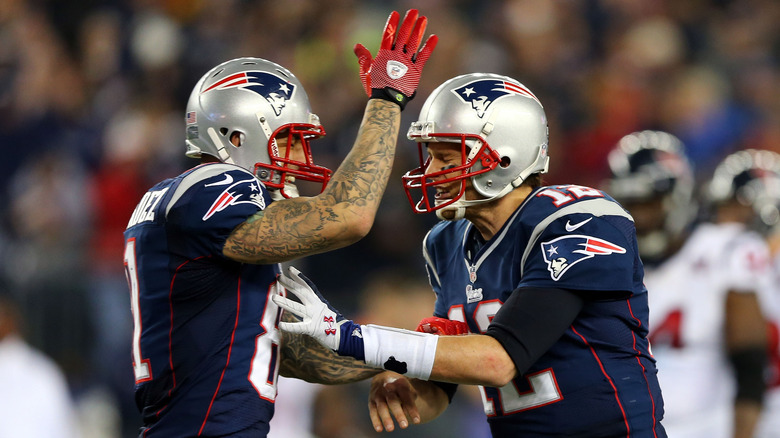 tom brady aaron hernandez after touchdown