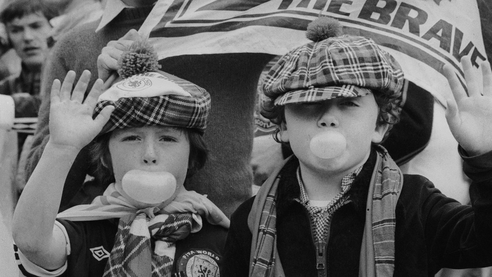kids chewing gum