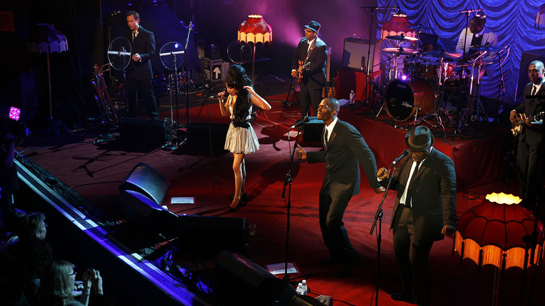 Amy Winehouse with her band 
