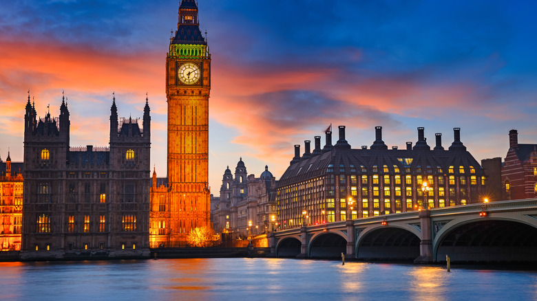 UK parliament and big ben at dusk