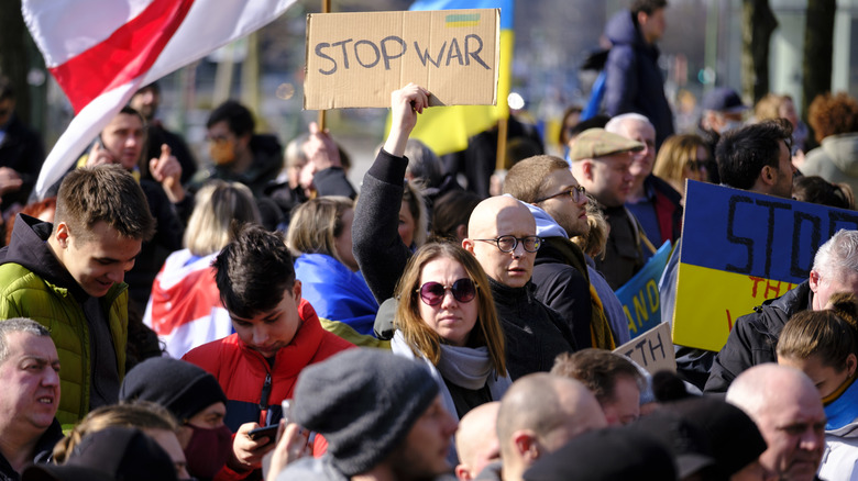 Russian anti-war protesters in the street