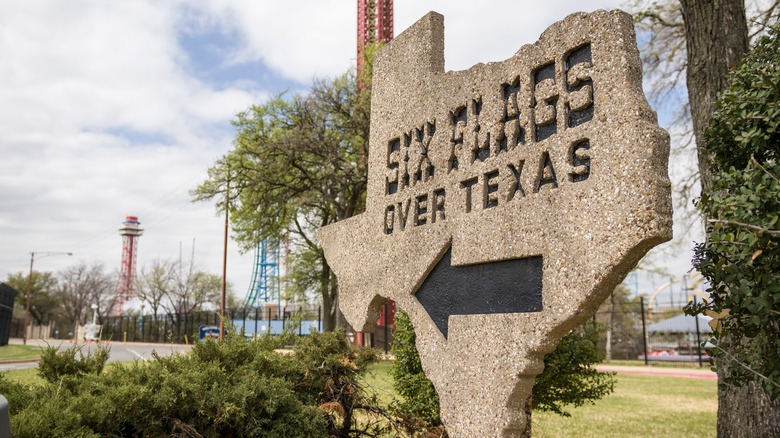 sign for Six Flags Over Texas