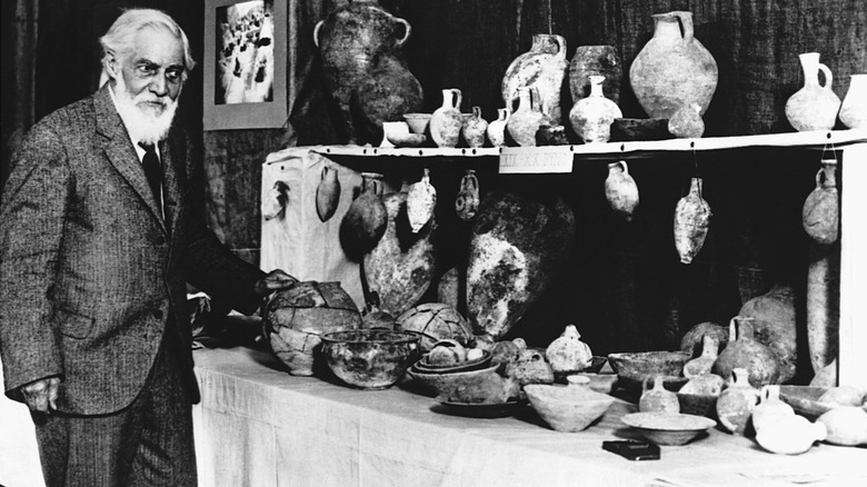Flinders Petrie and pottery artifacts 