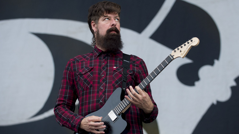 Jim Root playing guitar