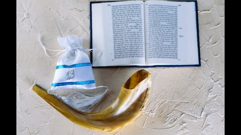 Torah, shofar horn, gift bag
