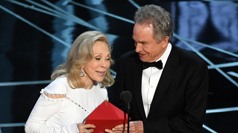 Faye Dunaway and Warren Beatty presenting