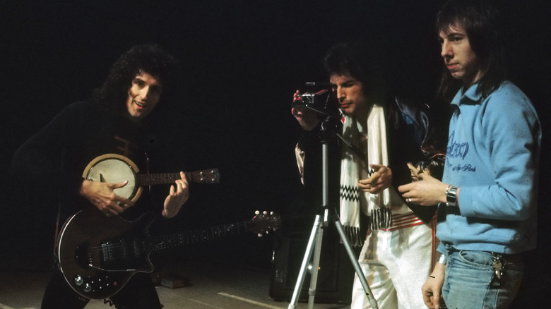 freddie mercury taking photos of queen