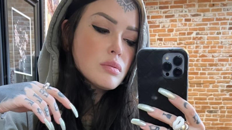 gia rose phone fingernails