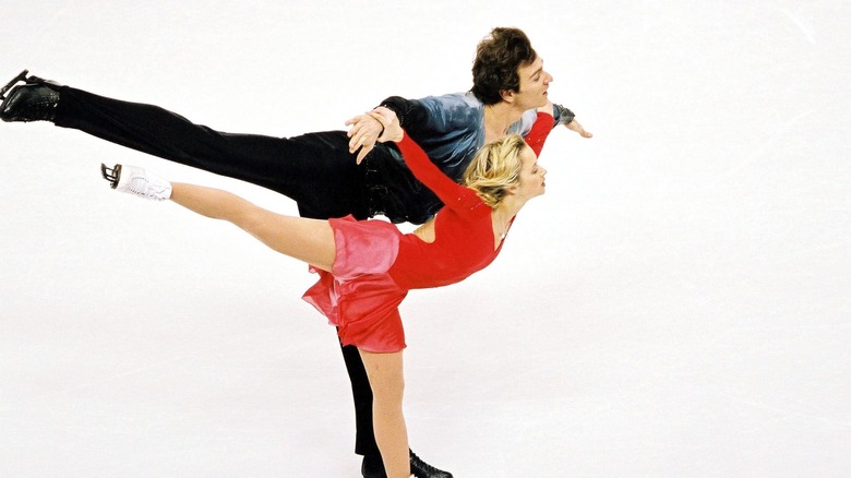 Berezhnaya and Sikharulidze performing