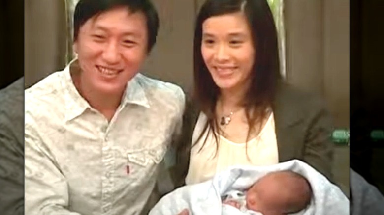 Huang Jian and Sang Lan with newborn