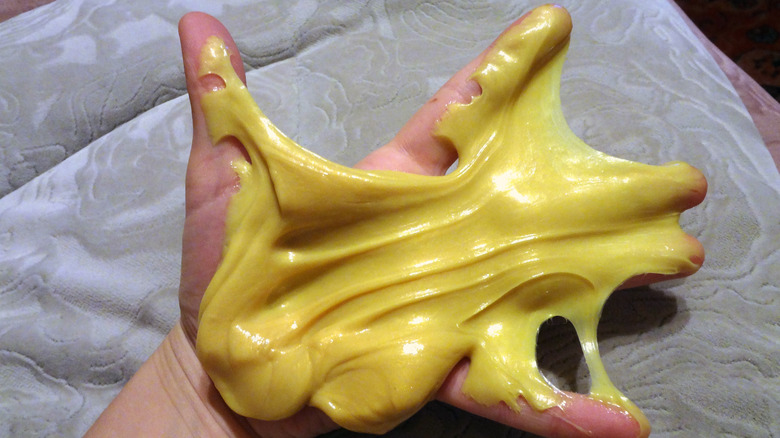 hand stretching silly putty