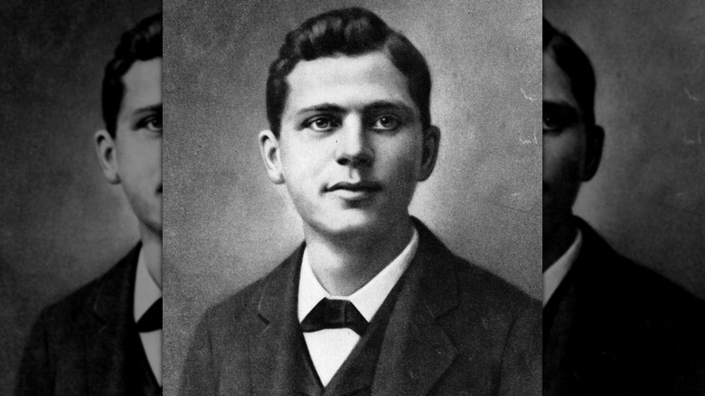 Leon Czolgosz smiling for portrait
