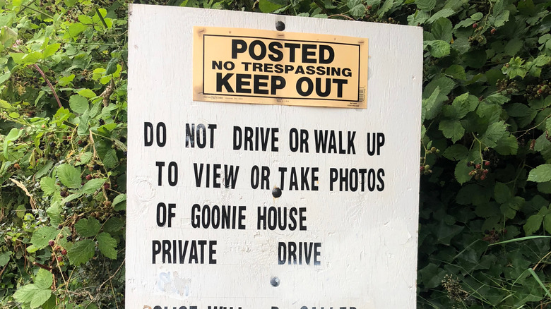 no trespassing sign