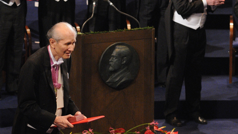 Osamu Shimomura receiving the 2008 Nobel Prize for Chemistry