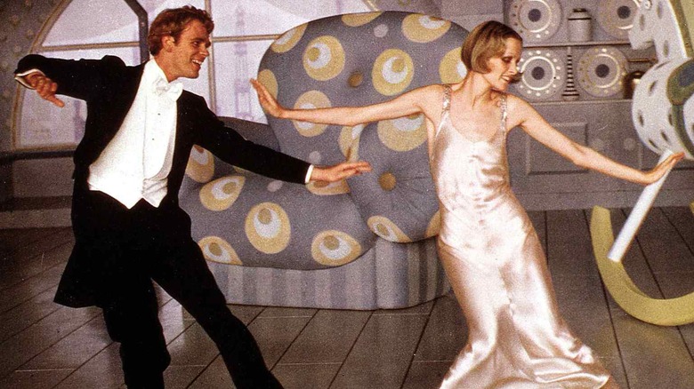  Christopher Gable and Twiggy dancing