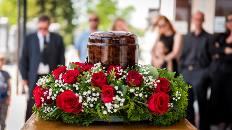 Urn and wreath of flowers 
