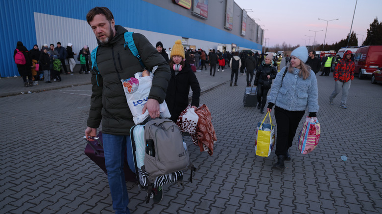 Ukrainian refugees walking