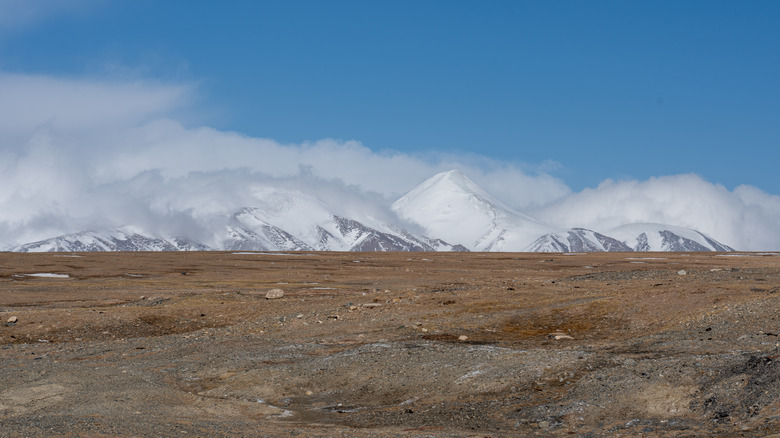 Chaîne de montagnes et plateau au Tibet