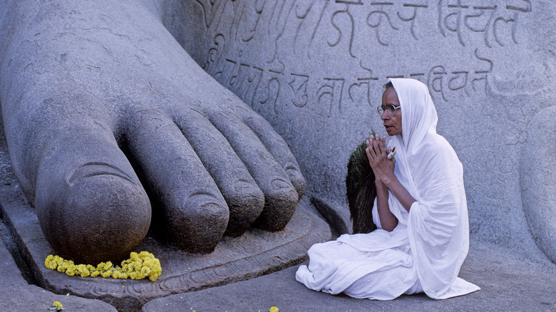 Jain nun foot giant stone statue