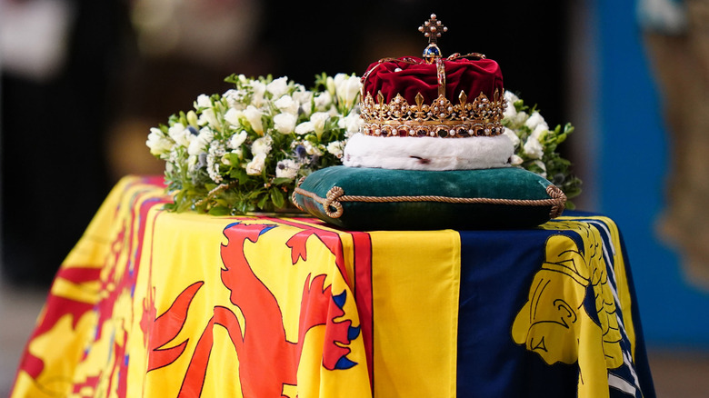 Crown of Scotland, queen's coffin 
