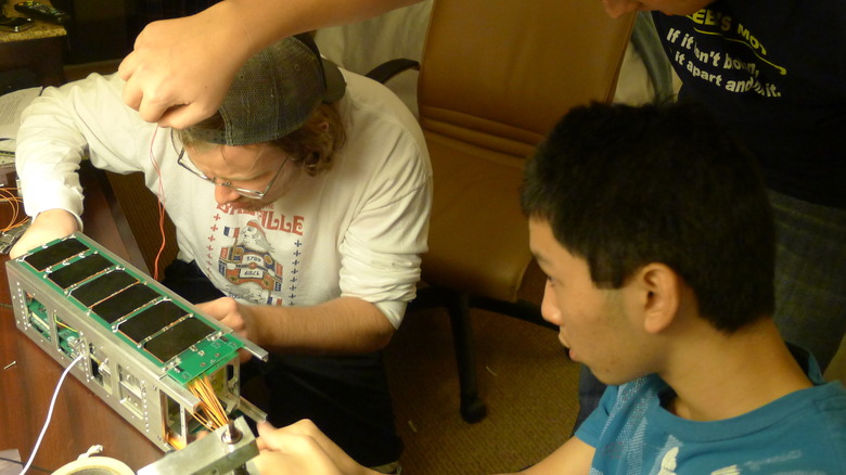 Students building a cubesat