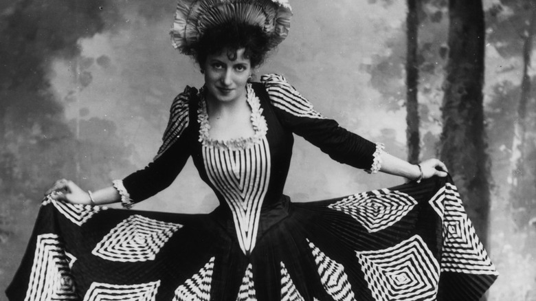 woman performer curtsey 