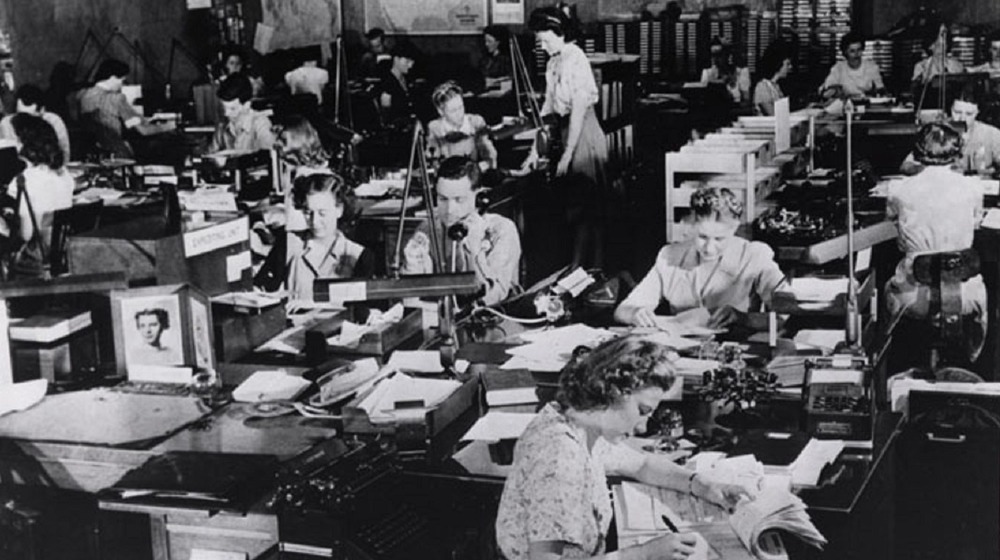 Cropped photo of U.S. Army Signals Intelligence Service personnel at Arlington Hall, c. 1943