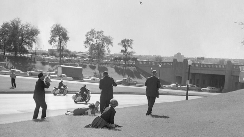 People on the ground immediately after Kennedy's assassination