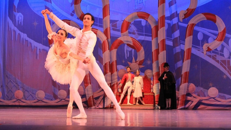 ballet dancers on stage doing pas de deux