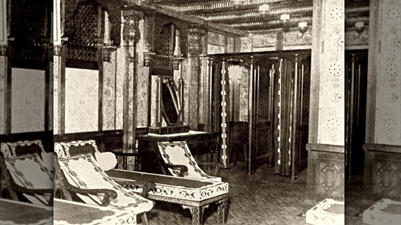 turkish bath sitting room with chairs