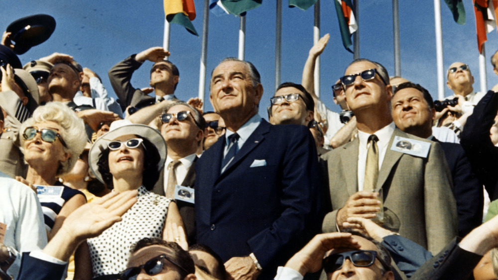 Crowd watching the Apollo 11 take off