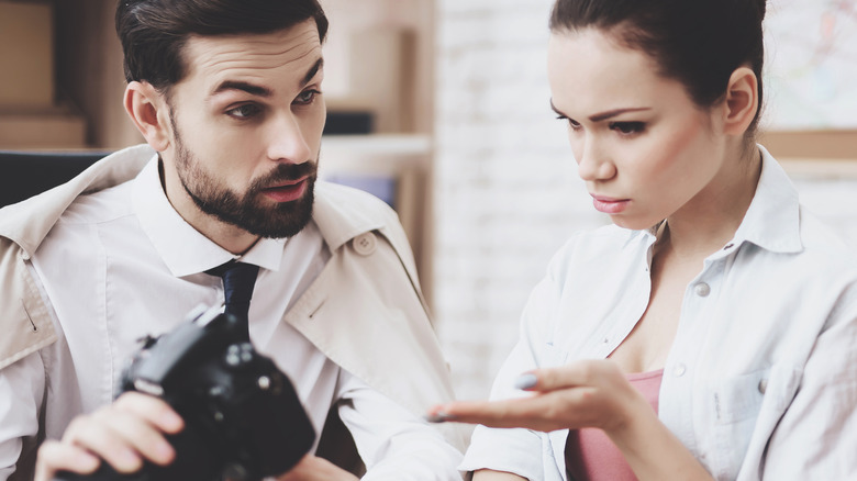 private investigator speaks to client