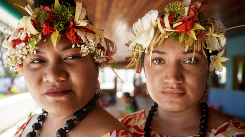 Tuvalu women headdresses