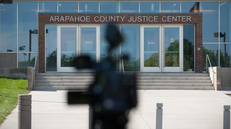 Photo of front of courthouse