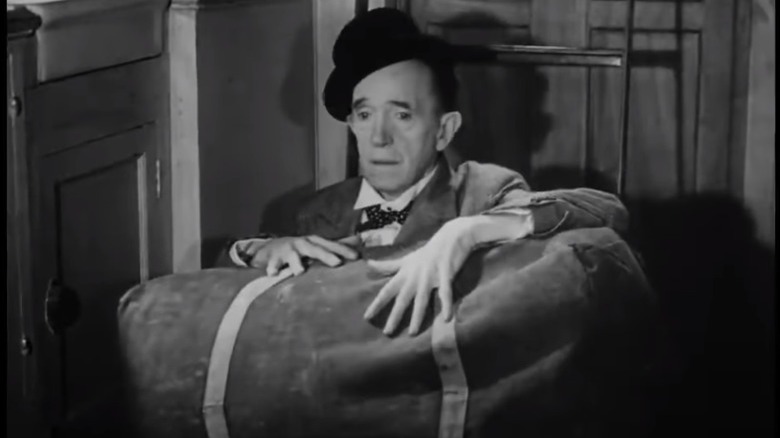 Stan Laurel holdins his luggage