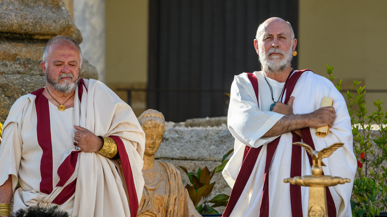 roman senators wear togas