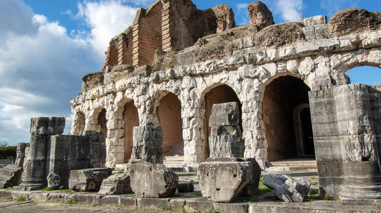roman amphiteater Capua gladiator school