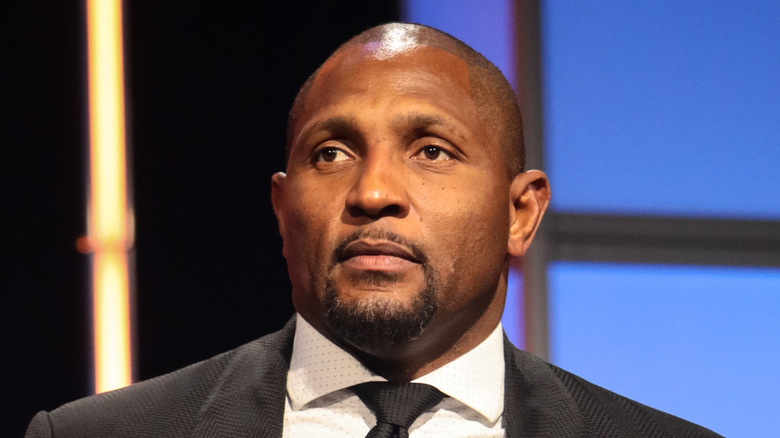 Ray Lewis looking to side