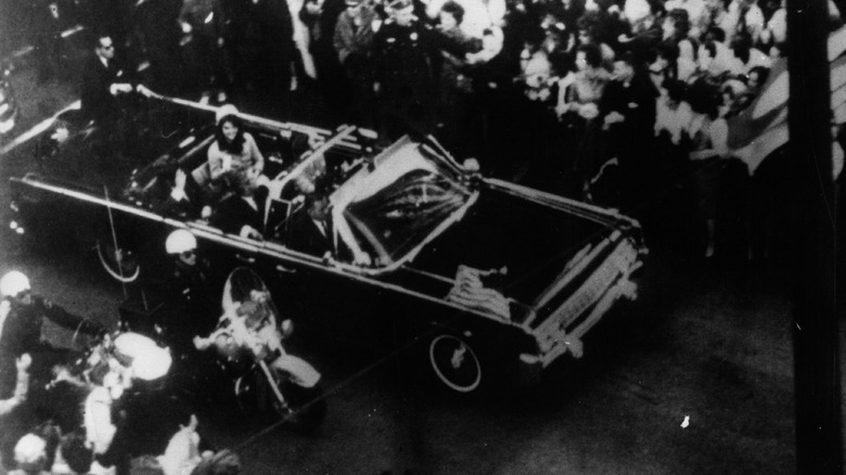 Presidential motorcade before Kennedy's assassination 