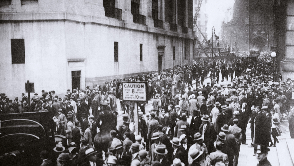 Large crowd at Broad and Wall Streets