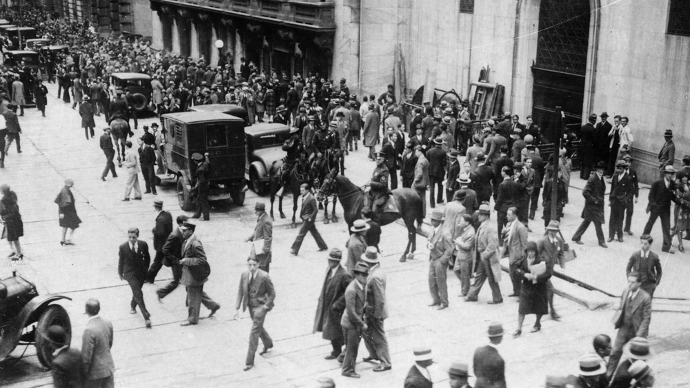Crowds outside the Sub-Treasury Building