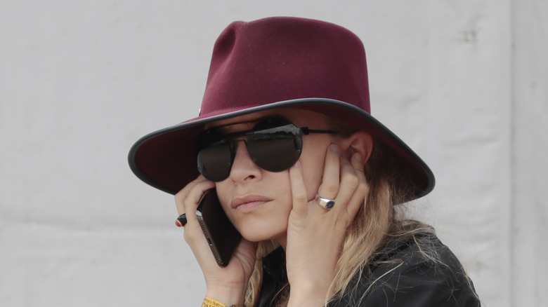 mary-kate olsen maroon hat sunglasses