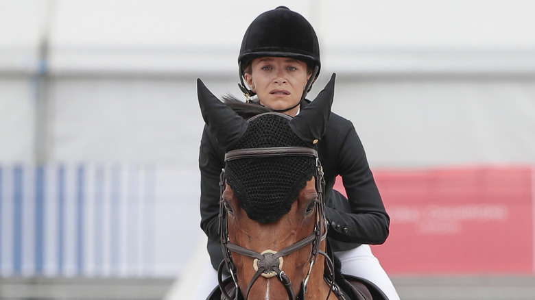 mary-kate olsen riding horse