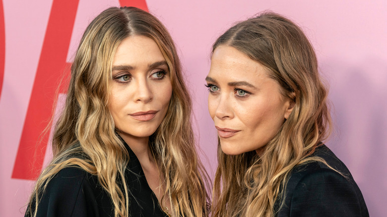 mary-kate ashley olsen looking at each other