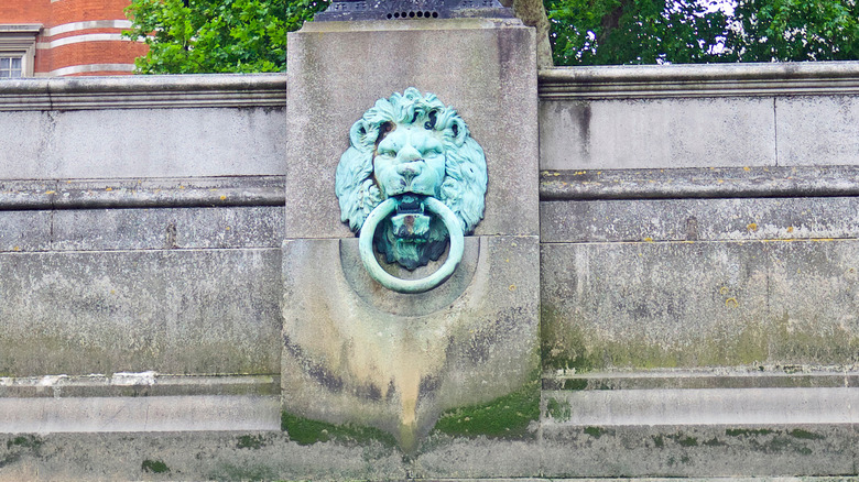 Thames lions